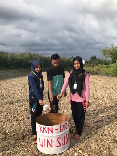 Mahasiswa KKN UIN SUSKA Riau Membuat Tempat Sampah di Wisata Batu Timbual Desa Penyasawan