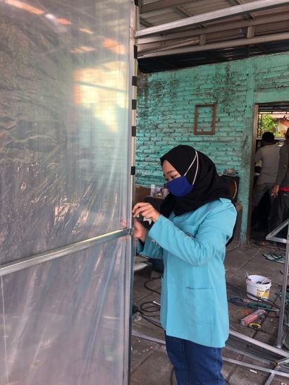 Mahasiswa UNS Membuat Desinfectant Chamber Sendiri untuk Disumbangkan ke Posko Covid Desa