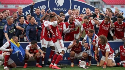 Baru Juga Juara, Pierre Aubameyang Tak Sengaja Menjatuhkan Piala FA Cup Arsenal
