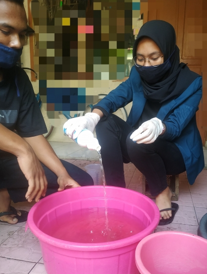 Pentingnya Sanitasi Diri dan Lingkungan di Tengah Pandemi Covid-19, Mahasiswa KKN UNDIP Ajarkan Cara Mudah Membuat Handsanitizer dan Desinfektan
