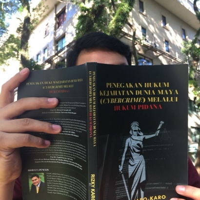 Menyerahkan Buku yang Saya Susun ke Perpustakaan Universitas Pelita Harapan Surabaya