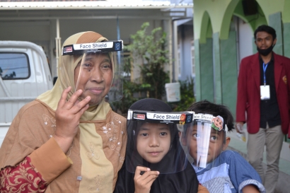 Lagi-lagi Mahasiswa UMM Bagikan Face Shield untuk Anak-snak TPA Mulyoagung