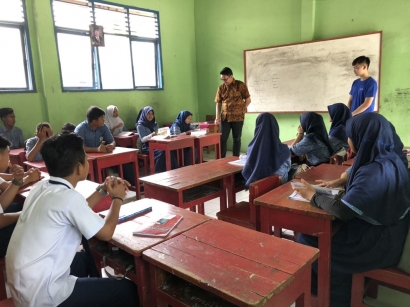 2019-Dari FH UPH untuk Siswa/i SMP Negeri Satu Atap 01. P. Pari