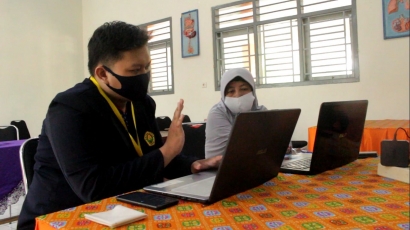 Mahasiswa KKN 42 UNEJ Melatih Guru SMP Dalam Praktik Pembelajaran Daring