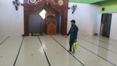 Mahasiswa KKN Undip Adakan Penyemprotan Desinfektan di Masjid dan Pengajaran untuk Anak TPQ