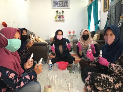 Mahasiswi KKN UNDIP Ajarkan Pembuatan Disinfektan dan Hand Sanitizer Secara Mandiri kepada Warga