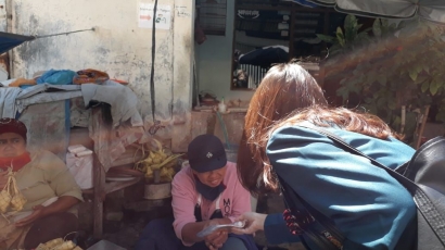 Mahasisw KKN Undip Tim II Membagikan Masker dan Hand Sanitizer sebagai Langkah Pencegahan Covid-19 di Semarang