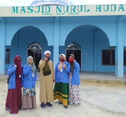 Mahasiswa KKN UIN SUSKA Lakukan Bersih-bersih dan Penyemprotan Disinfektan di Masjid Nurul Huda Duri, Riau