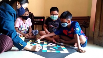 Mahasiswa Undip Ajak Anak-anak SD Belajar Matematika dengan Asyik Melalui Permainan Monopoli KABATAKU