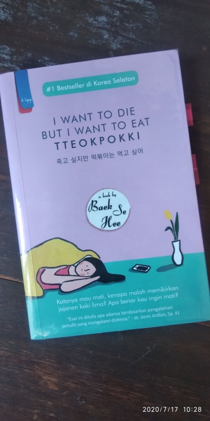 "I Want to Die but I Want to Eat Tteokpokki", Buku Rekomendasi Para Idol Korea
