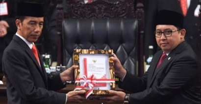 Upaya Jokowi Hapus Stigma Rezim Anti Kritik dengan "Simbolis" Bintang Mahaputra Nararya