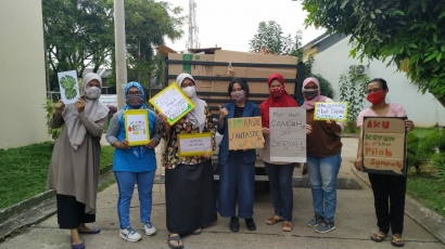 Selamatkan Lingkungan di Tengah Pandemi! Mahasiswa KKN Undip Bantu Warga Desa Cibogo Jalankan Bank Sampah