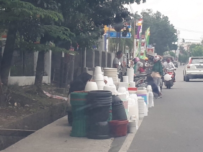 Penjual Pot Pinggir Jalan, Meraup Rezeki dari Tren "Menanam Bunga"