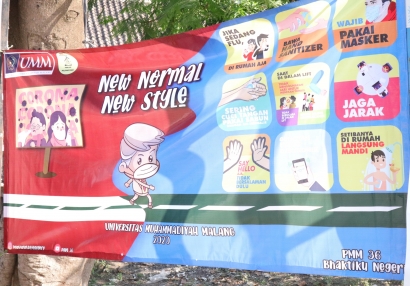 Mahasiswa UMM Berikan Edukasi Masyarakat Desa Ngambon Melalui Pemasangan Banner "New Normal"