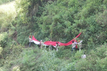 Detik-detik Pengibaran Bendera Merah Putih Ukuran 75 Meter di Lembah Coban Ayu Malang