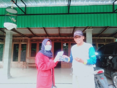 KKN UNISRI Berikan Masker, Hand Sanitizer dan Brosur  Pencegahan COVID-19 di Desa Pilangrejo