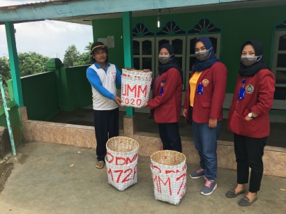 Gelar Aksi Peduli Lingkungan Mahasiswa UMM Bagikan Tempat Sampah di Dusun Junggo