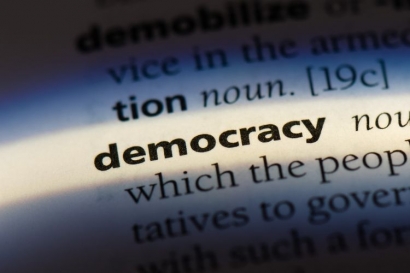 Pembajakan Demokrasi dan Ilusi Keadilan Sosial