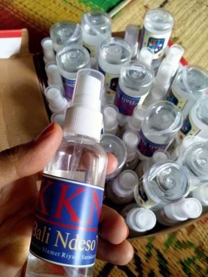 KKN "Bali Ndeso" 2020 Mahasiswa Unisri Surakarta Pembagian Masker dan Hand Sanitizer