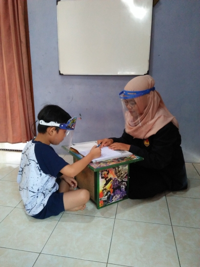 Mahasiswa UPGRIS Blusukan Bimbingan Belajar dari Rumah ke Rumah