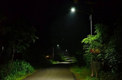 Suram-suram Cahaya Lampu Jalan di Kampungku