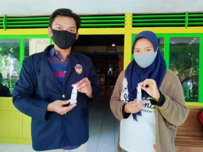 Bentuk Peduli Sosial Akan Sesama Mahasiswa KKNT UPGRIS Membagikan Masker dan Handsanitaizer