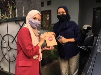 Mahasiswa UMM Bagikan Masker dan Hand Sanitizer Secara Door to Door