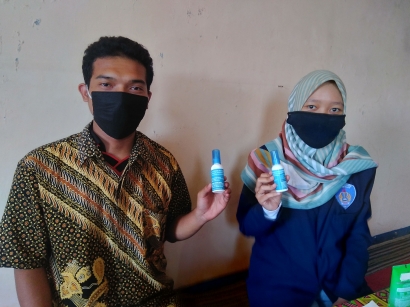 Mahasiswa KKN-DR Universitas PGRI Wiranegara Membuat Hand Sanitizer Gratis untuk Warga 