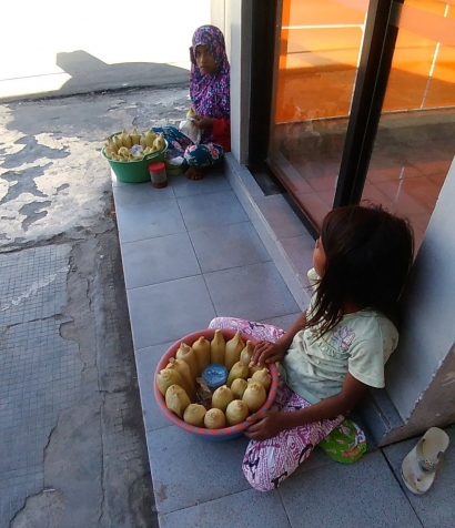 Lara dan Via: Gadis Kecil Penjual Jagung Rebus