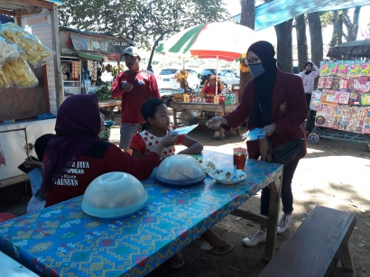 Kelompok Mahasiswa PMM UMM, Bagikan Masker di Tempat Wisata Mahoni Dempok