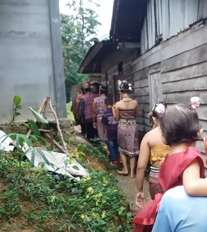 Upacara Adat Memasuki Rumah Baru dalam Suku Dayak Desa: Harta Paling Berharga adalah Keluarga