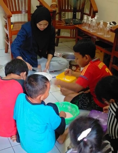 Mahasiswa KKNT Covid-19 UPGRIS Beri Penyuluhan Cara Membuat Sabun Cuci Tangan Cair dari Sabun Batang