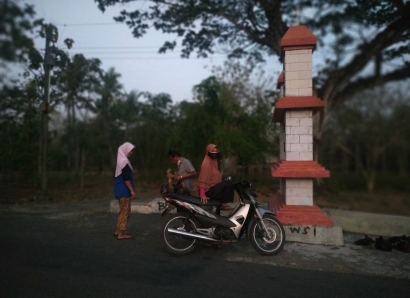Aktivitas Pagi di Perbatasan Dusun Saat Pasaran Pahing