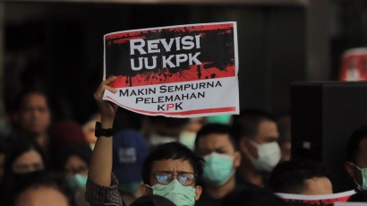 Setahun Pelemahan KPK, Mustahil Indonesia Bebas Korupsi?