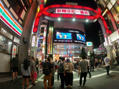 Rapsodi Kabukicho: Gemerlap Kehidupan Malam Tokyo