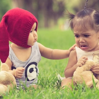 Pentingnya Mengajarkan Anak "Rasa Empati" Sejak Dini