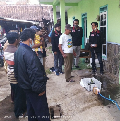 Mahasiswa PMM 98 UMM Simulasikan Prototype Alat Penyiraman Otomatis pada Warga Dusun Krajan