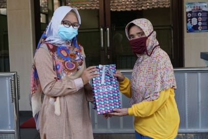 Pemberian Sabun Cuci Tangan dan Handsanitizer oleh Mahasiswa PMM-UMM 2020 untuk Kelurahan Dadaprejo