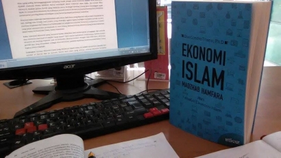 Resensi Buku: Memisahkan Ekonomi Islam dari Ekonomi Kapitalis
