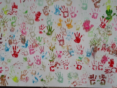 PMM UMM Kelompok 88 Membuat Kreativitas Finger Paint di Taman Baca Mahadhika Keramik Dinoyo
