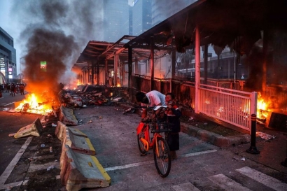 Halte Transjakarta Dibakar, Stasiun MRT Dirusak, Terlalu!