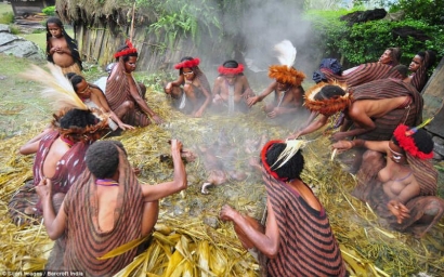 Mengenal Tradisi "Bakar Batu" dari Suku Dani Papua