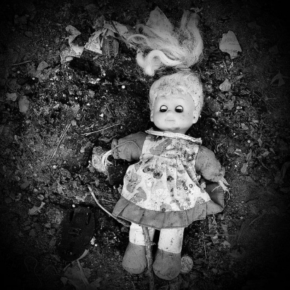 Boneka Kecil di Tumpukan Barang Bekas