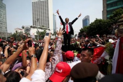 Setahun Pemerintahan Jokowi-Ma'ruf Amin: Utang Meroket, Wabah Meruyak, dan Ekonomi Nyungsep