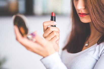 Rahasia Fungsi Lain Lispstick: Challenge Makeup Cuma Pake Lipstic, Trend Simple 2020