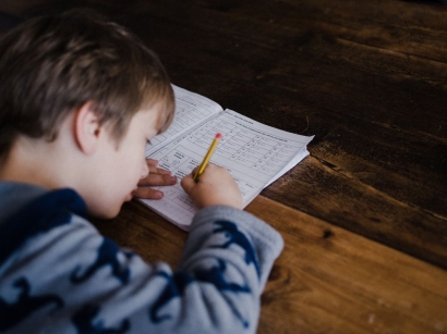 3 Tips Sederhana Membuat Anak Tertarik Latihan Keterampilan Menulis