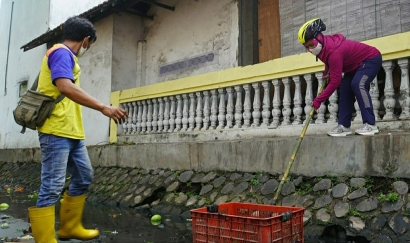 Antisipasi Banjir di Kota Mojokerto, Ning Ita Cek Saluran Air