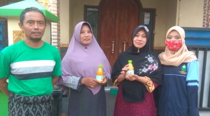 Mahasiswa KKN UIN Walisongo Racik dan Bagikan Minuman Tradisional untuk Masyarakat Desa Weding