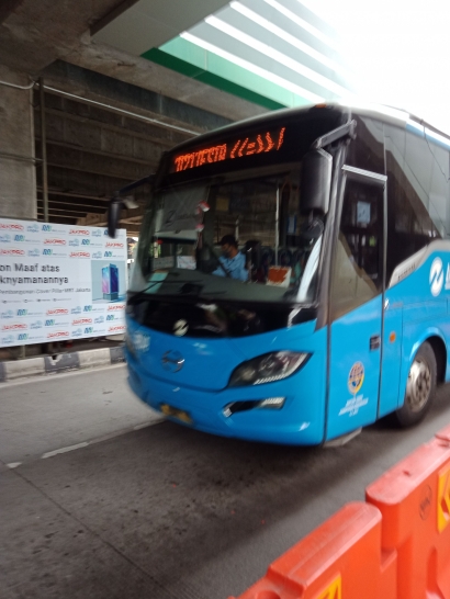 Bus TransJakarta D21 Kini Berwarna Biru, Bukan Oranye