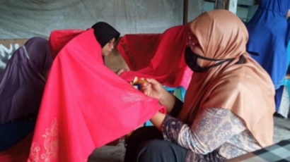 Dosen Kriya Seni ISI Padangpanjang Bekali IRT Silaing Atas dengan Keterampilan Batik